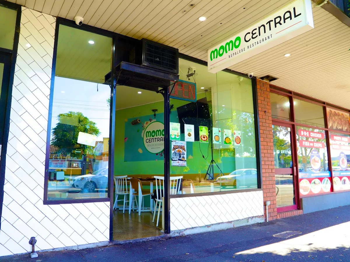 Momo Central Glenroy logo